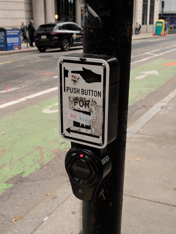 I pushed it repeatedly, but it must be broken.